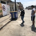 Unas mujeres, desde un carro color gris, habrían botado al animal, al que una moradora le puso Chips.