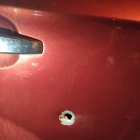 Las balas penetraron la lata del vehículo y alcanzaron a sus ocupantes.