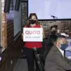 Los concejales de oposición llevaron carteles como forma de protesta hacia el alcalde.