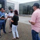 Fabián Véliz junto a otras personas con las que busca diálogos con las autoridades para que les devuelvan sus ahorros.