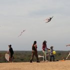 El viento, el gran aliado de los niños que llegan para hacer volar sus cometas.