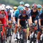 Richard Carapaz (d) completó sin problemas la etapa 18 del Tour de Francia.