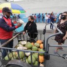 Comerciantes aprovechan la afluencia de personas para vender.