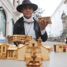 Nelson Gálvez se dedica a tallar miniaturas. Ha trabajado como artesano más de dos décadas.