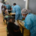 Los expertos indican que las personas mayores de 50 años deben terminar de ser inoculadas.