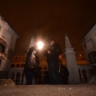 Los investigadores de Las puertas del terror recorren el cementerio. Sobre las tumbas aparecieron orbes.