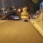 Moradores salieron de sus casas para observar el cuerpo sin vida de su vecino. La Policía llegó al lugar para recabar indicios.