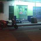 Los cadáveres de dos de los fallecidos fueron tapados con fundas negras mientras el vehículo de Criminalística iba llegando a retirarlos.