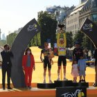 Richard Carapaz (d) en el podio del Tour de Francia. El ciclista ecuatoriano recibió el premio al tercer lugar  junto a sus hijos.