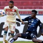 El zaguero ecuatoriano William Pacho (d) jugaría en el Borussia Monchengladbach de Alemania.