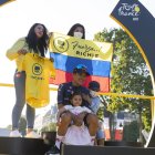 Richard Carapaz con sus hijos, su esposa Tania Rosero, y su hermana Cristina, en el podio del Tour de Francia.