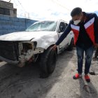 El perjudicado muestra los daños en toda la carrocería. Los gastos ascenderían a los 10 mil dólares.