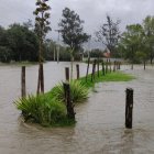 En Gualaceo se desbordó el río San Francisco, en Cuenca existe peligro que los ríos que cruzan la urbe, se salgan de su cauce.