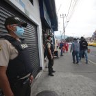 Los pillos rompieron una de las cámaras para que no grabara mientras ellos entraban a una óptica.