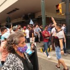 Los comerciantes avanzaron de la bahía al Municipio para exigir a la autoridad respeto al trabajo.