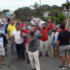 Los moradores del recinto Milagro salieron a protestar para exigir el arreglo de la caretera.