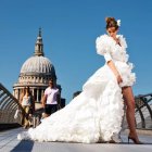 El singular vestido es probado por una modelo para una sesión de fotos