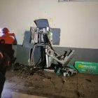 La estructura posterior del cajero quedó en el sitio del suceso.