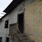 La policía indaga sobre el ataque sexual que sufrió la menor dentro de esta casa abandonada.