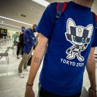 Personas esperan para realizar los tramites de ingreso a Tokio con motivo de los Juegos Olímpicos, en el Aeropuerto Internacional de Narita en Tokio (Japón).