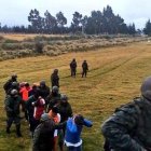 Los recapturados son embarcados en buses para volver al centro.