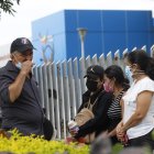 Familiares de la víctima, quien tenía 37 años, acudieron al Laboratorio de Criminalística.