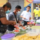 Todos los participantes se alistan para preparar variados ceviches.