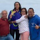 Ariana González (c) se consagró en el Campeonato Nacional Junior Interclubes de Aguas Abiertas.