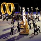 Artistas realizan sus presentaciones en los Juegos Olímpicos.