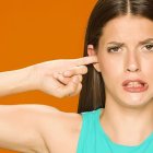 Un par de gotitas de glicerina a la semana pueden ayudar a limpiar los oídos.