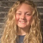 El chico que decidió ayudar a otros pequeños, dejando crecer su cabellera.