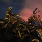 Bomberos intentaban apagar las llamas que consumieron una pila de motos