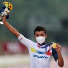 Richie recibió la presea dorada luego de consagrarse vencedor de la prueba de ciclismo de ruta en los Juegos Olímpicos Tokio 2020.