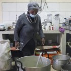 Ana Montenegro, madre de Richard Carapaz preparando la comida.