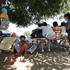 Los niños continúan recibiendo las clases bajo la sombra de un árbol.