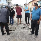 Con maquinaria pesada y una veintena de obreros se destapó la alcantarilla.