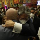 El abrazo después de la posesión de Guillermo Lasso.