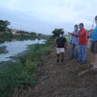 Los habitantes aledaños al canal muestran la turbiedad del líquido.