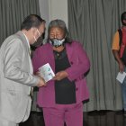 María Guamaní recibió un reconocimiento por su ardua labor vendiendo en las calles de la capital durante la pandemia.