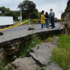 Para evitar accidentes se colocaron cintas amarillas alrededor del socavón.