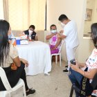 El miércoles, el Ministerio de Salud vacunó a ciudadanos en la fundación Casa de Muñecas.