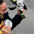 La ciclista colombiana sonríe frente a las cámaras con su medallas ganada.