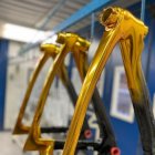 Así va quedando la bicicleta de Richie, dorada, como su oro obtenido en los Juegos Olímpicos de Japón.