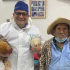 El médico quedó encantado con el regalo.