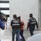 La progenitora fue capturada en su domicilio y luego llevada a la Fiscalía de Flagrancia en el Cuartel Modelo de Guayaquil.