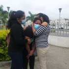 La viuda, Angélica Abad, recibe el consuelo de sus familiares.