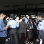 Afuera del Municipio hubo movimiento. Agentes resguardaron el predio.