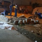 Tras los balazos, Roberth Geovanny Mendoza Portilla cayó en el exterior del local.