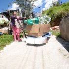 Cada atardecer, Bertha coge su coche y se alista para reciclar.