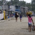 Más de 1.200 habitantes de, al menos, cuatro comunas del Golfo de Guayaquil recibieron la primera dosis de su vacunación.